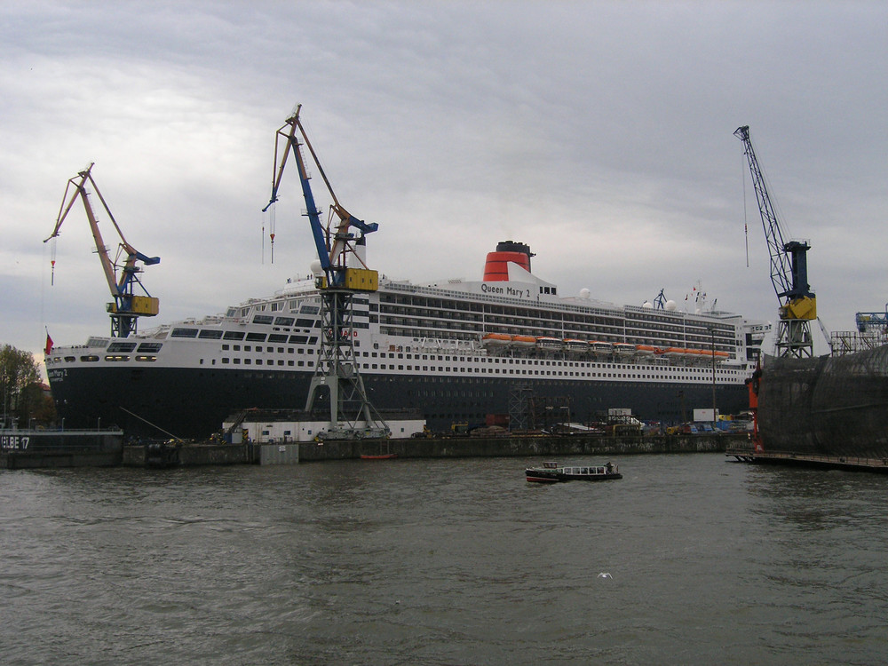 QM2 im Dock