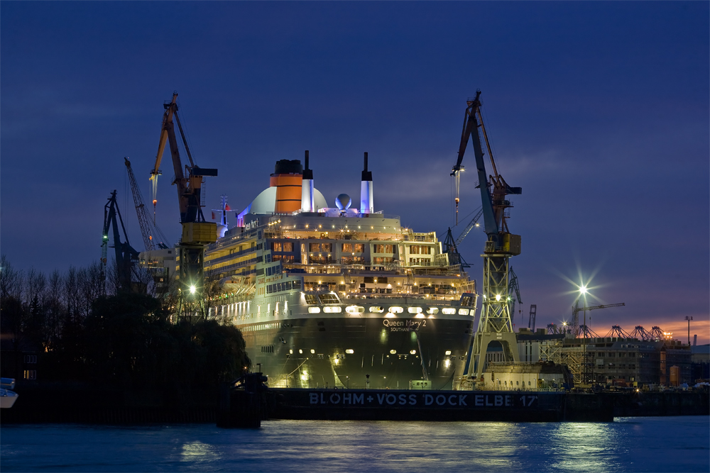 QM2 im Dock Elbe 17