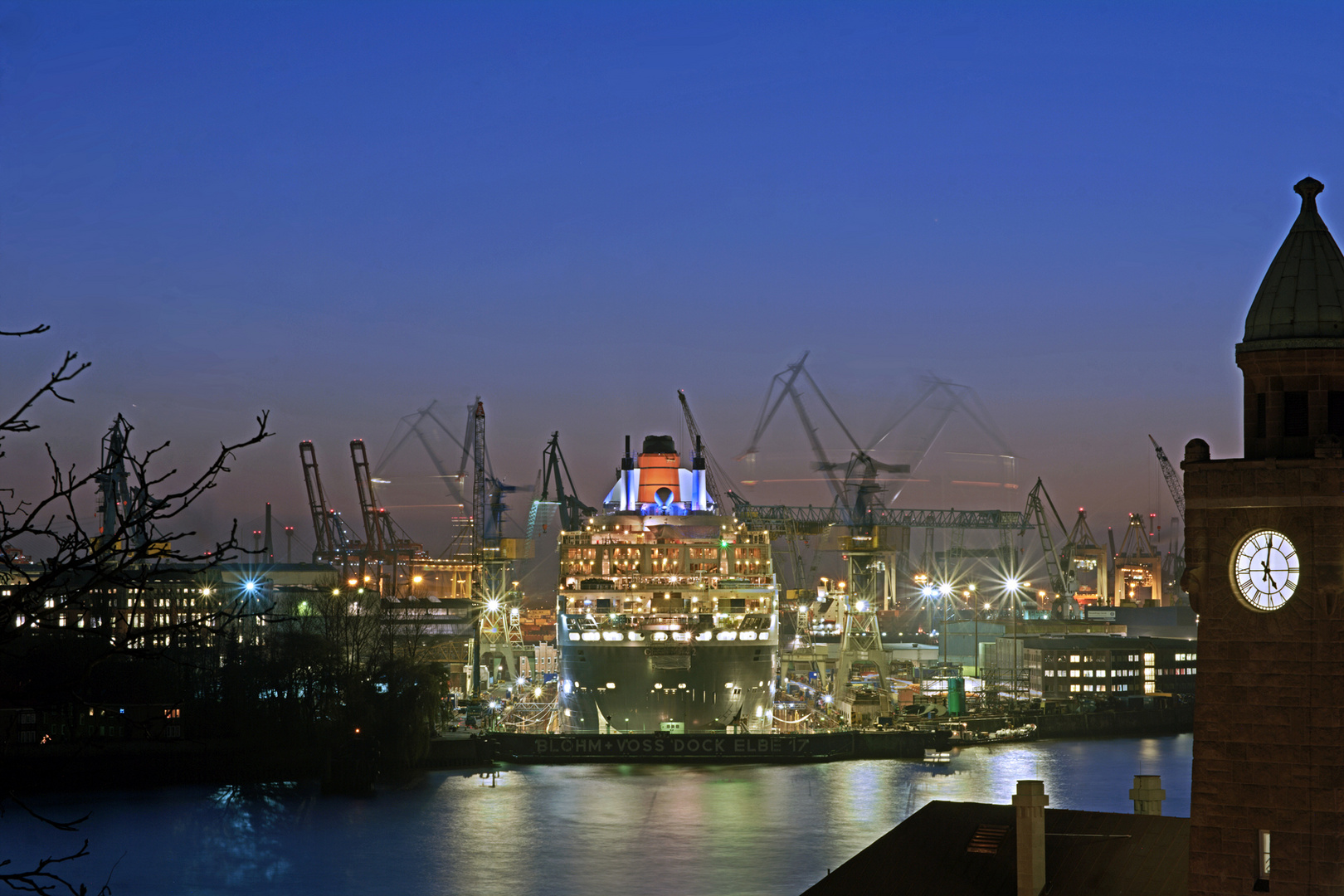 QM2 im Dock Elbe 17