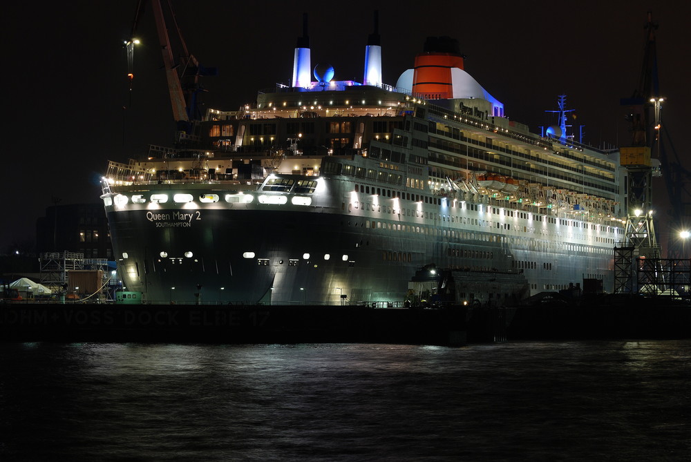 QM2 im Dock