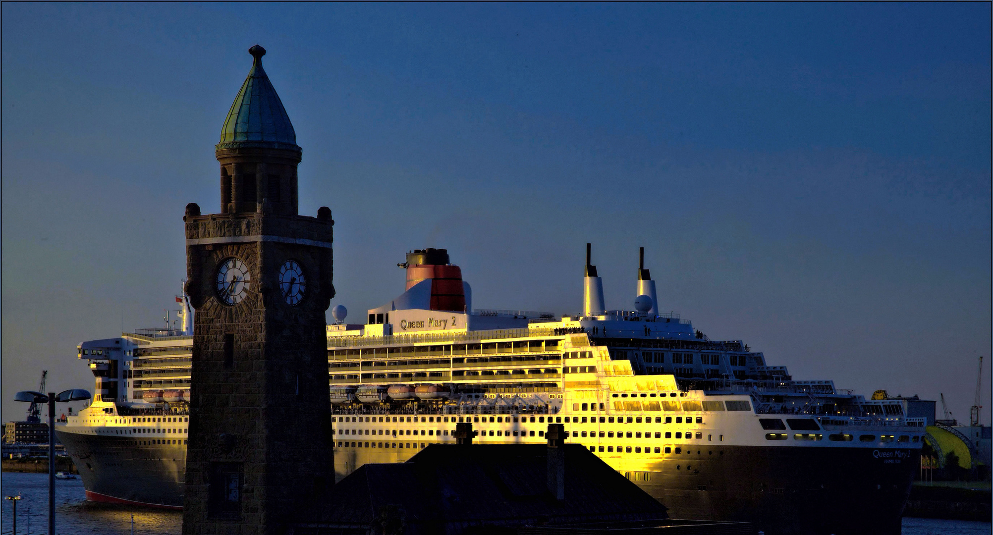 QM2 im Morgenlicht .....