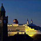 QM2 im Morgenlicht .....