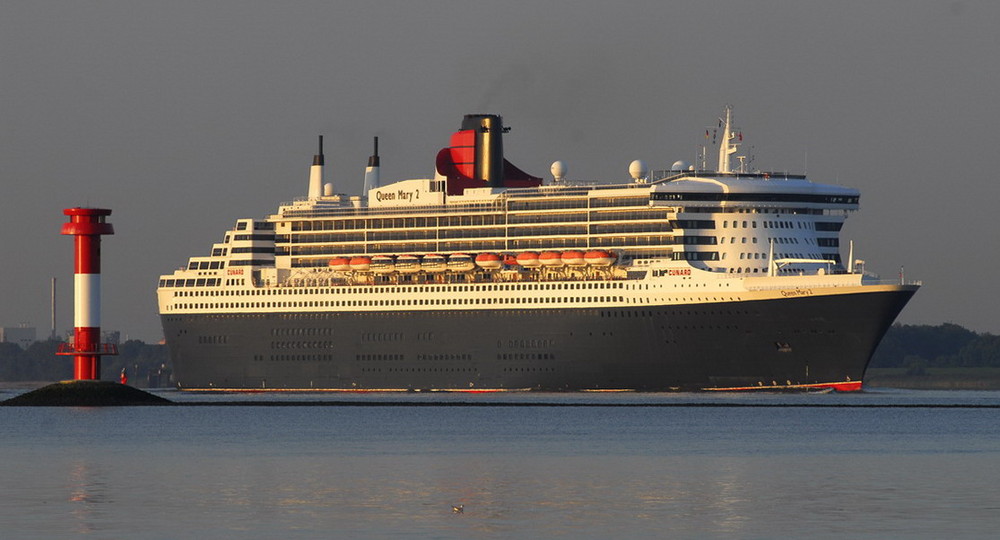 QM2 im Morgenlicht