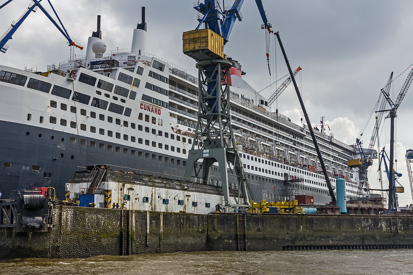 QM2 im Trockendock bei Blohm & Voss