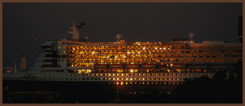 QM2 in der Abendsonne