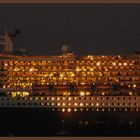 QM2 in der Abendsonne