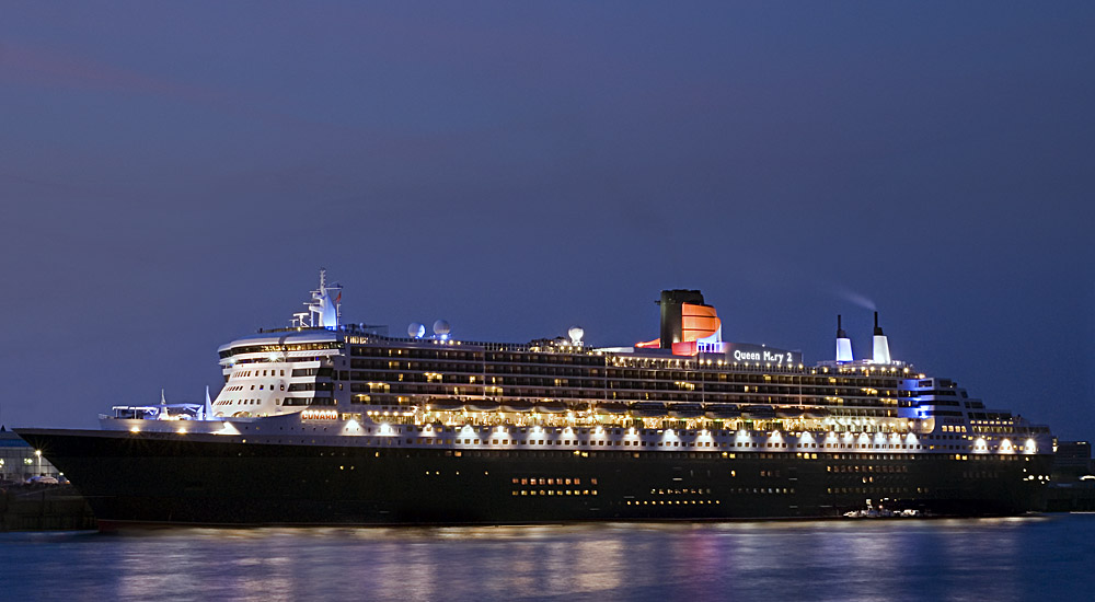 QM2 in der Nacht