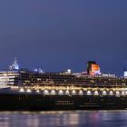 QM2 in der Nacht