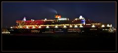 QM2 in der Nacht