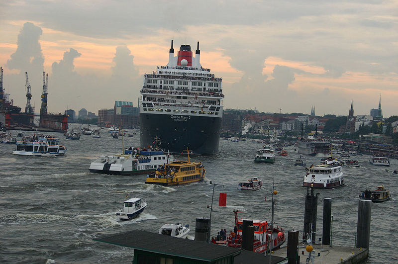 QM2 in Hamburg