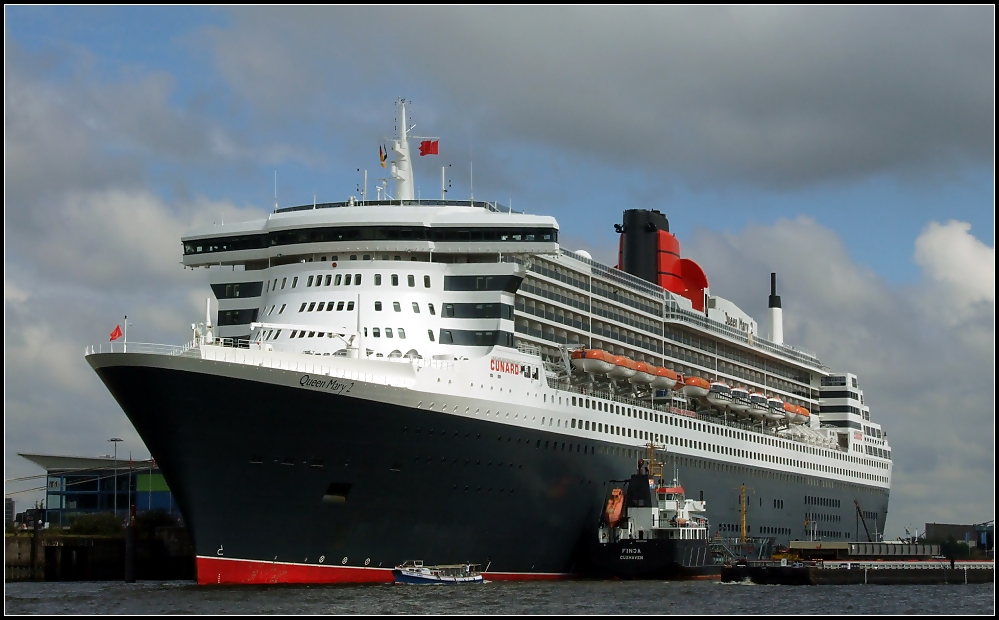 QM2 in Hamburg