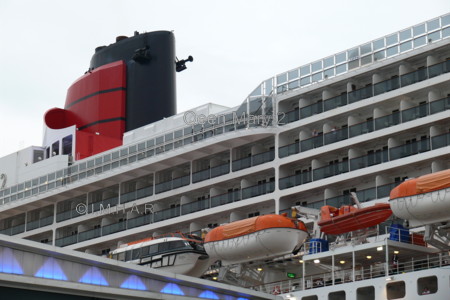 QM2 in Hamburg