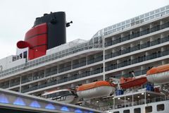 QM2 in Hamburg