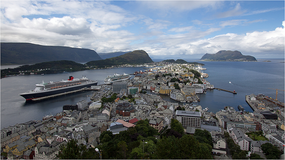 QM2 in Ålesund