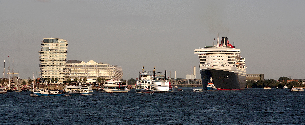 QM2 mit Geleit-Schiffen