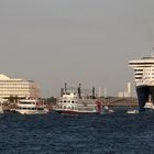 QM2 mit Geleit-Schiffen