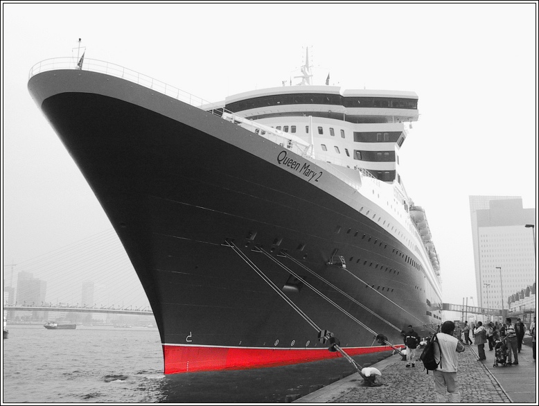 QM2 mit rotem Akzent