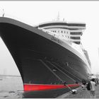 QM2 mit rotem Akzent