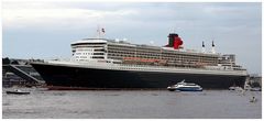 QM2 passiert Dockland