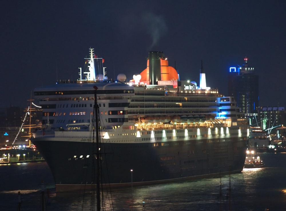 QM2 pirscht sich an