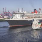 QM2 / Queen Mary 2 beim Einlaufen in den Hamburger Hafen