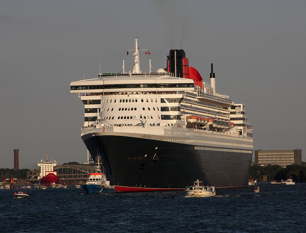 QM2 schräg von vorn