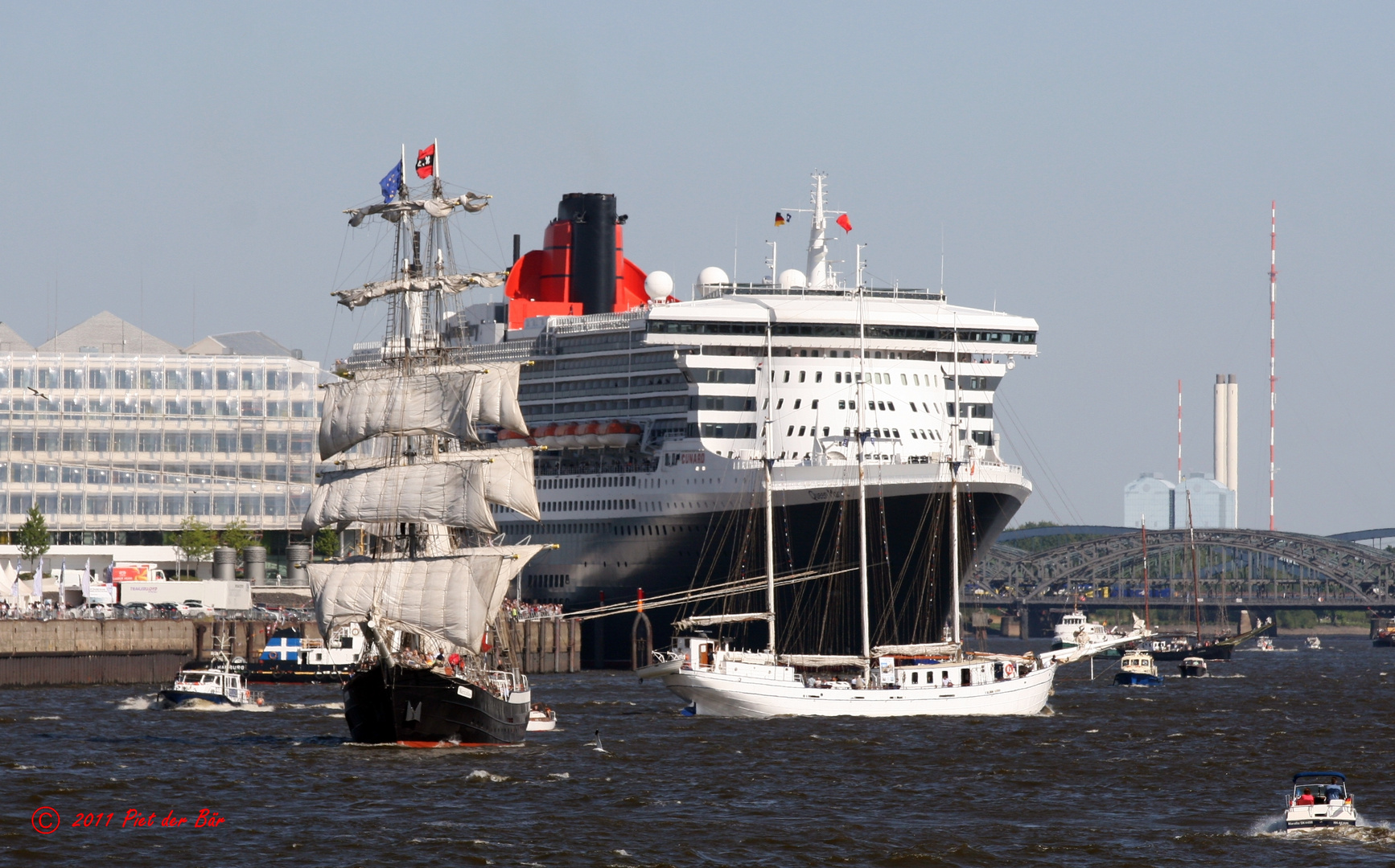 QM2 unter Segeln