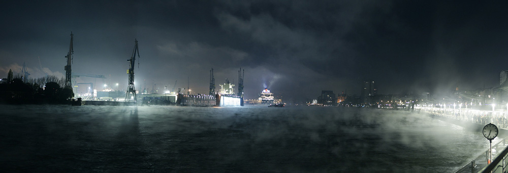 QM2 verlässt Hamburg