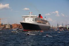 QM2 verläßt wieder Hamburg...