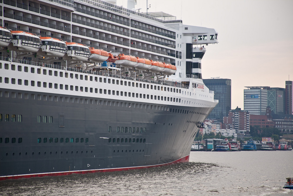 QM2 vor den Landungsbrücken