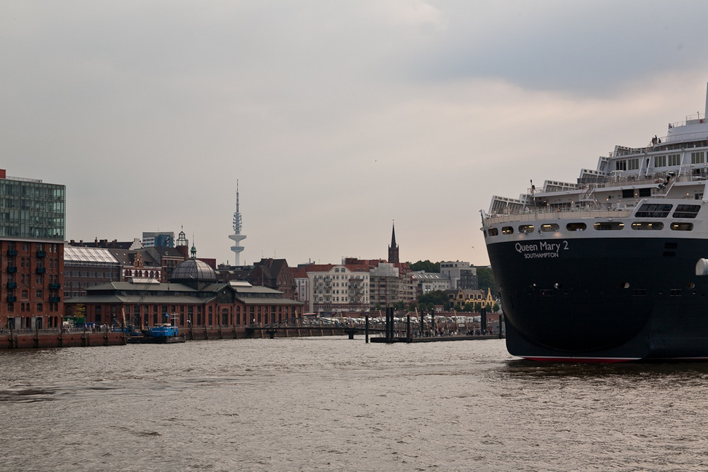 QM2 vor der alten Fischauktionshalle