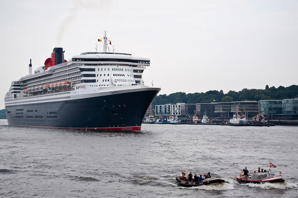 QM2 vor der Hafen-City