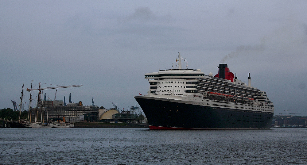 QM2 vor Theater im Hafen