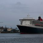 QM2 vor Theater im Hafen