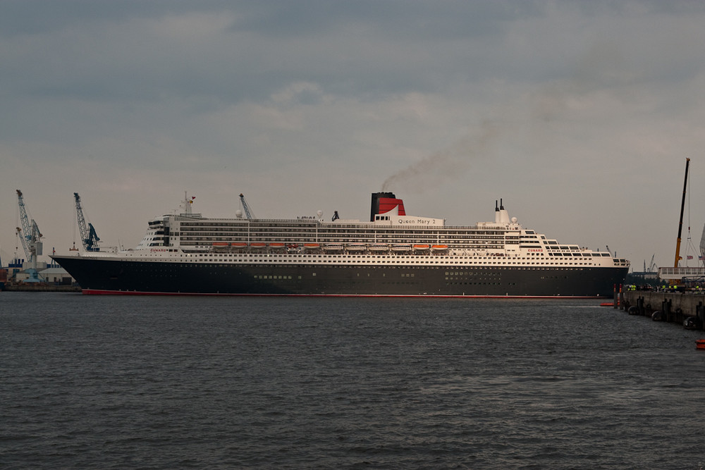 QM2 Wendemanöver ohne Schlepperhilfe