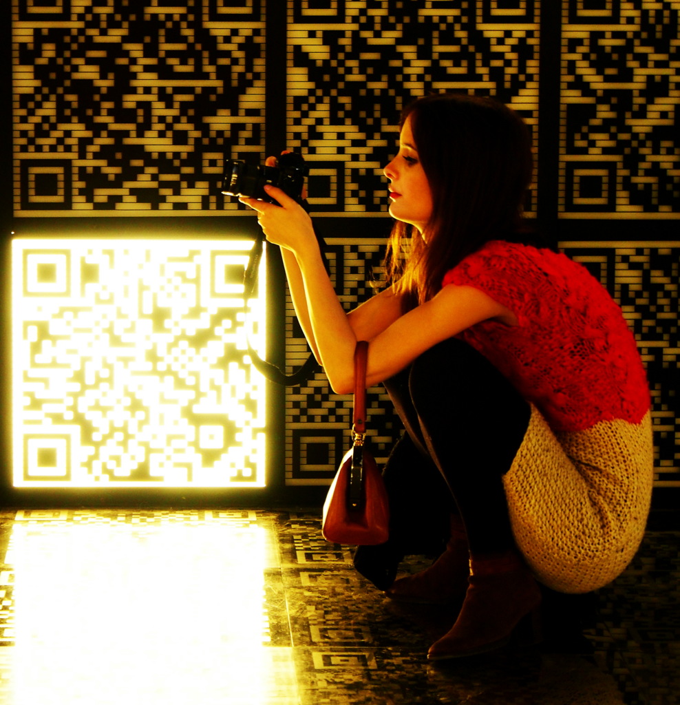 Qr Code Muse Foto Bild Streetfotografie Mit Menschen Kommunikation Grafik Szenen Street Bilder Auf Fotocommunity