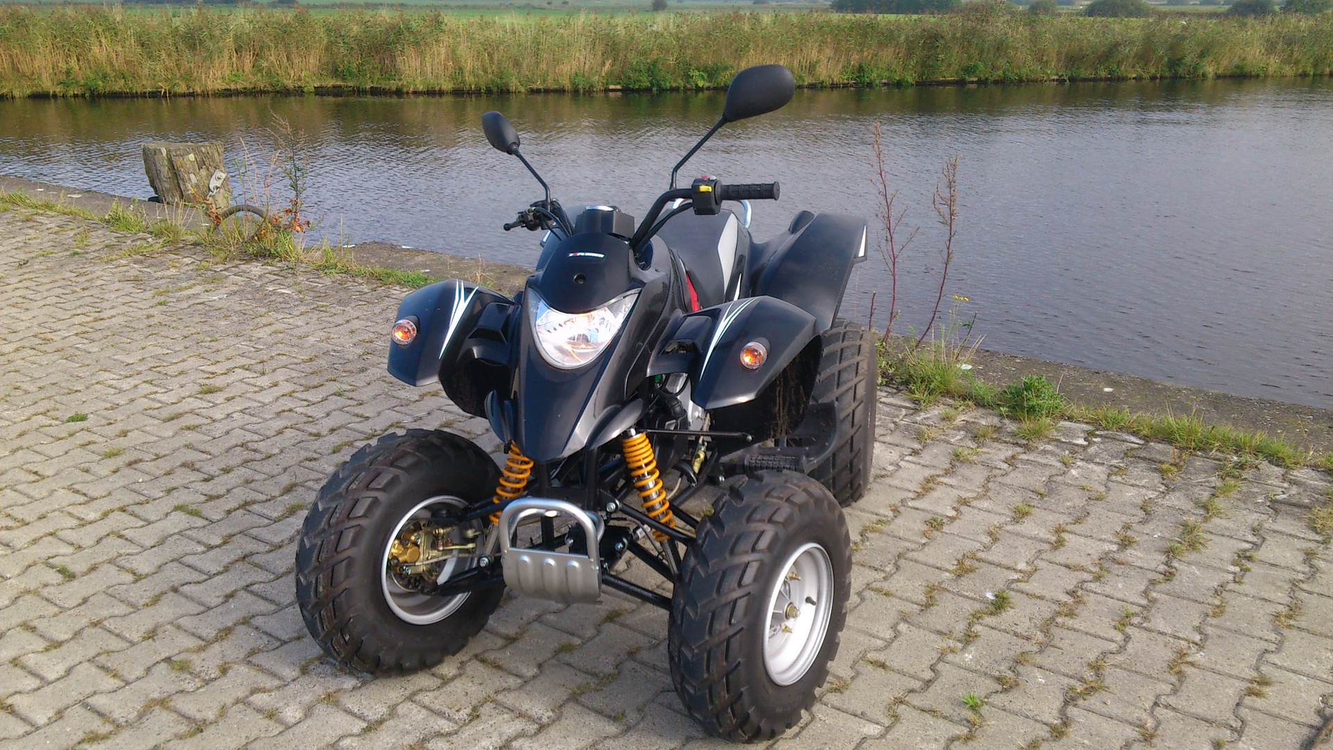 Quad am Wasser