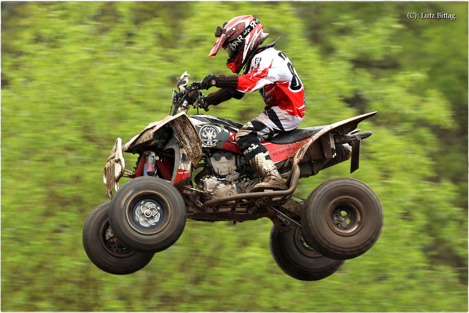 Quad-Hochsprung im Regen