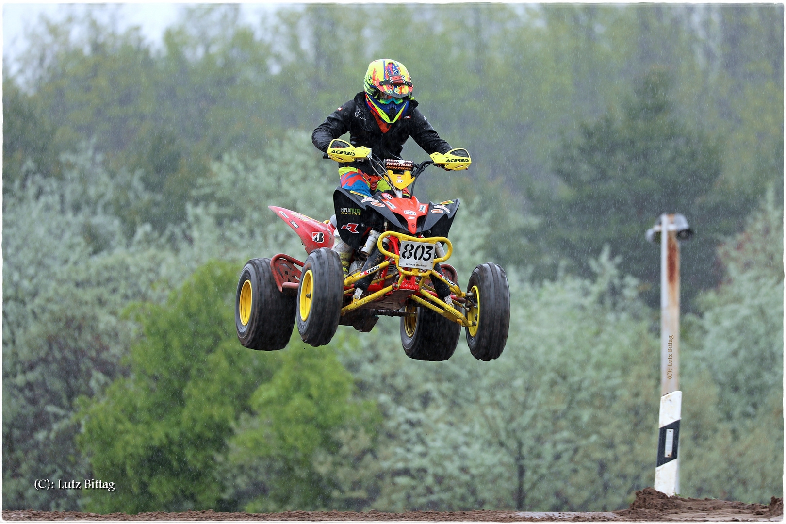 Quad-Hochsprung im Regen