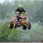 Quad-Hochsprung im Regen