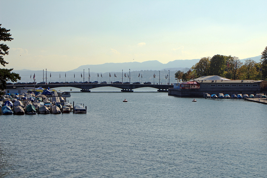 Quaibrücke mit dem Zürichsee ...