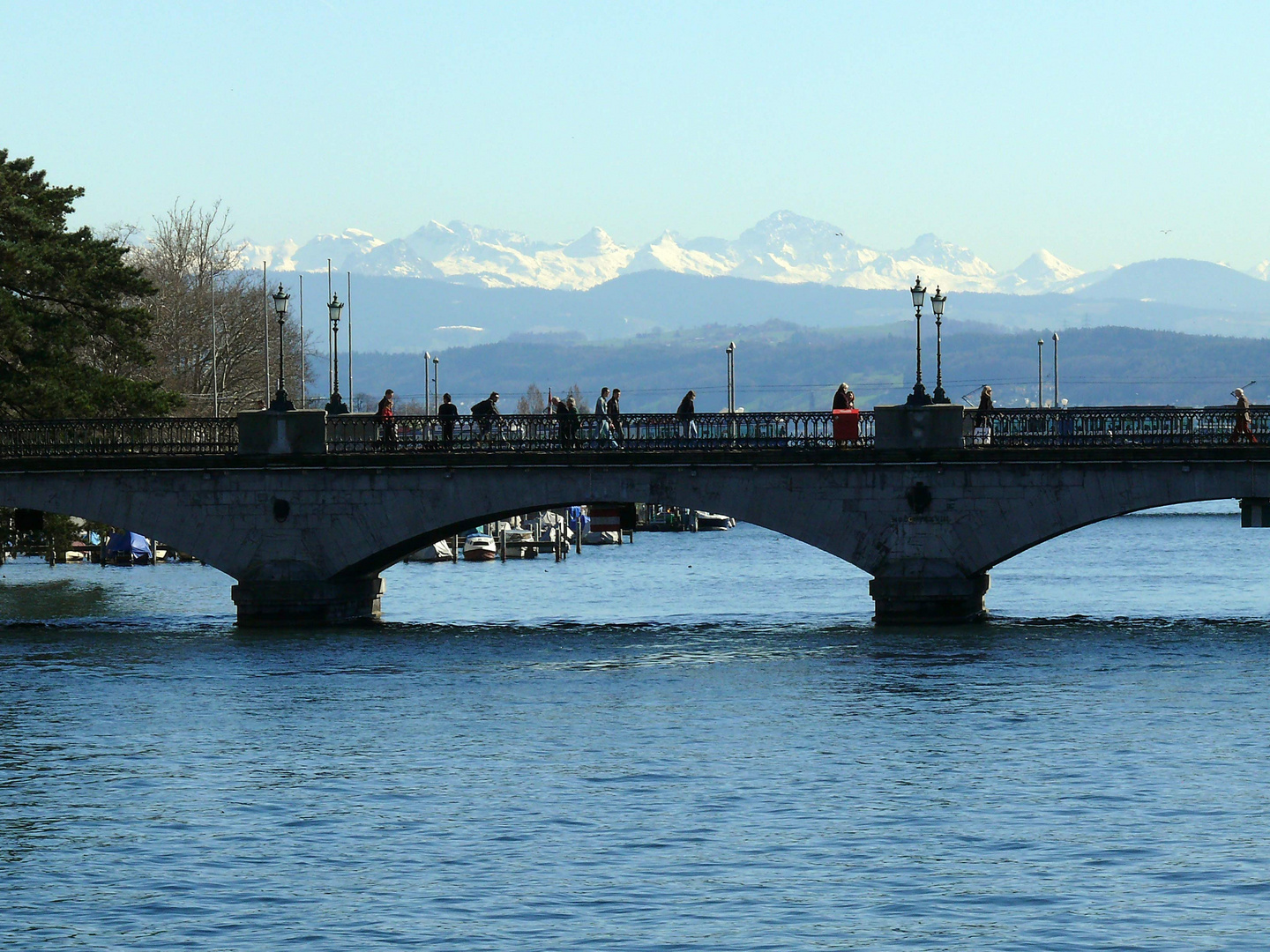 Quaibrücke vor ZüriSee und Alpen - Blick von der Limmat