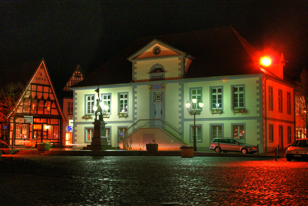 Quakenbrücker Rathaus bei Nacht