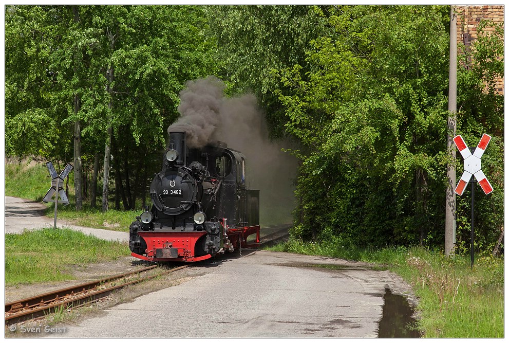 Qualmend über einen Bahnübergang