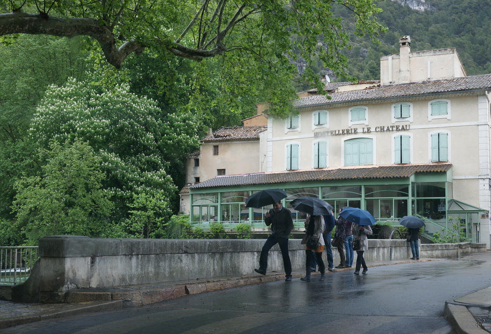 Quand il pleut à la Fontaine de Vaulcuse ....