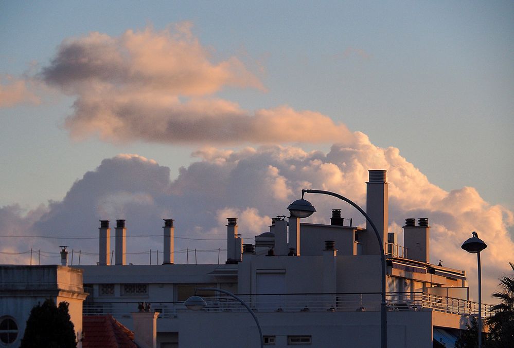 Quand la fumée joue à cache-cache avec les nuages