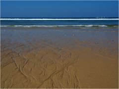 Quand la mer dessine sur le sable
