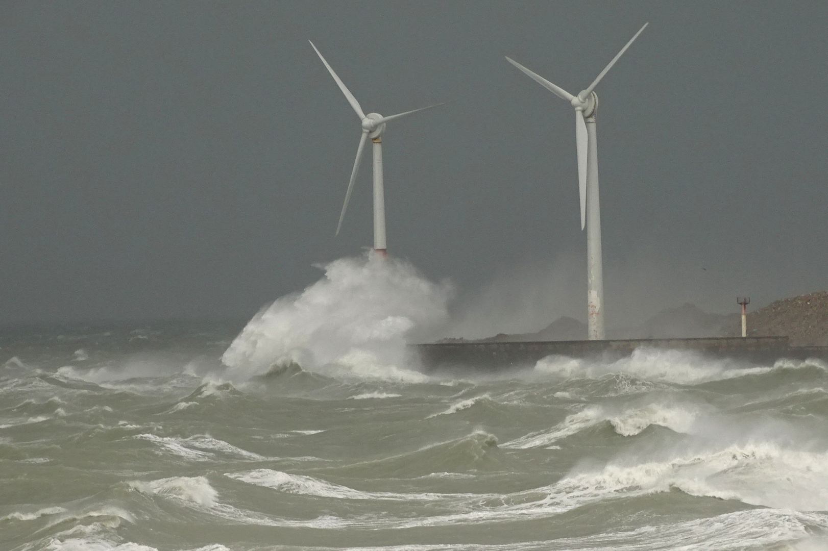 Quand la mer se fracasse sur les éoliennes