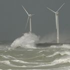 Quand la mer se fracasse sur les éoliennes