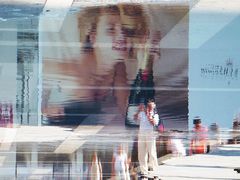 Quand la pub tombe à l'eau place ST Marc